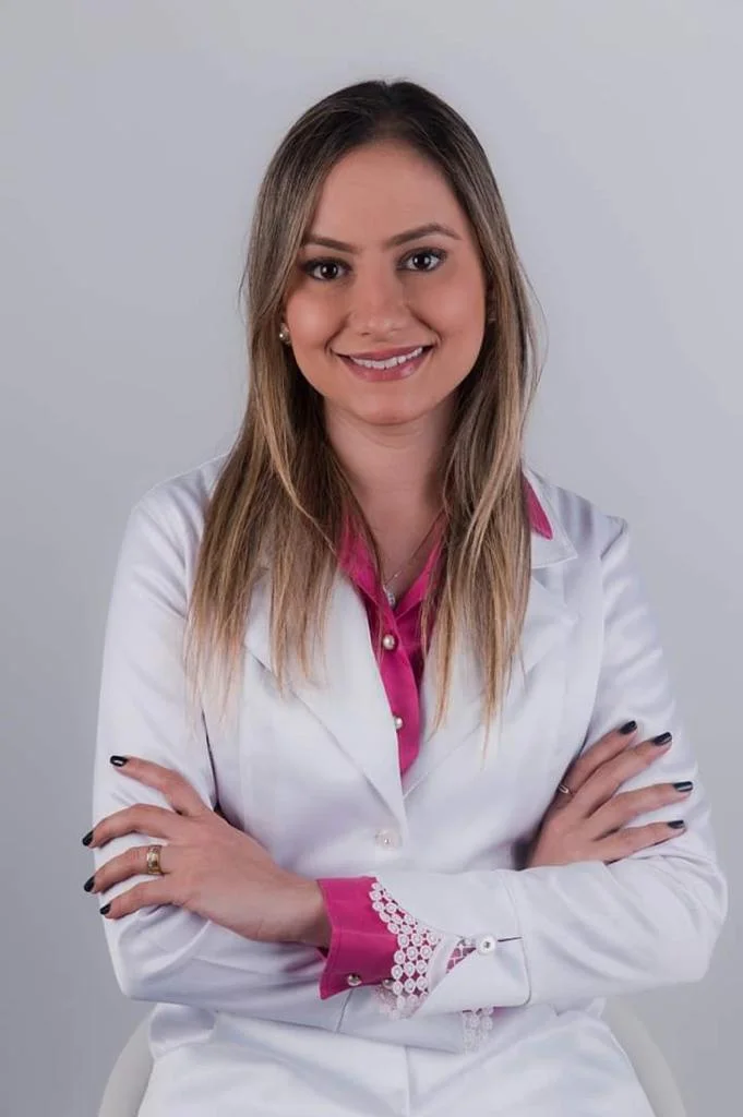 Dra. Carolina Paes, CRM 58066 MG - RQE 37024, médica oftalmologista especializada em estrabismo e oftalmopediatria