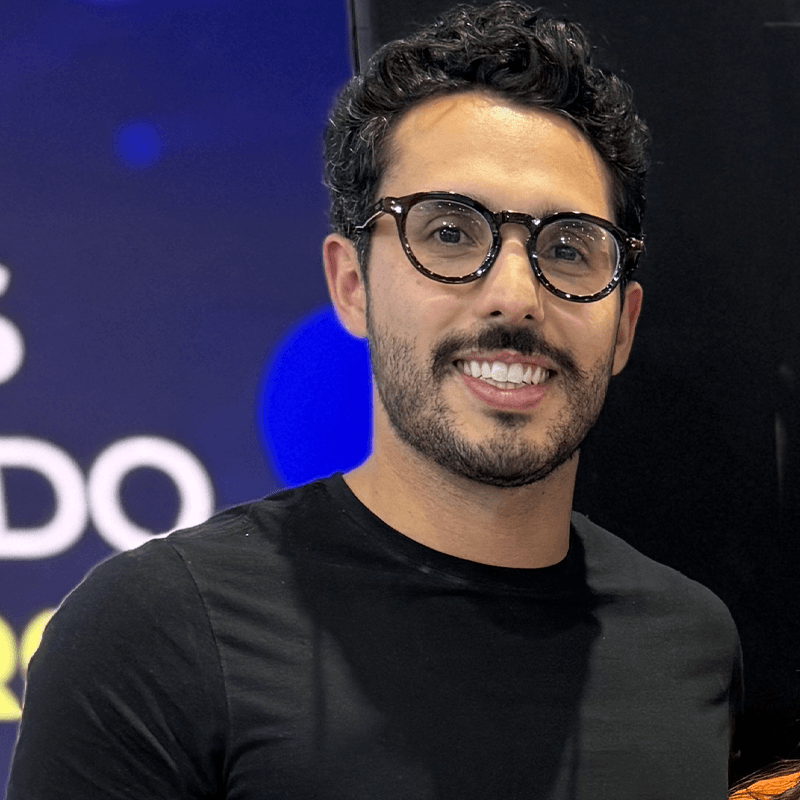 Eberth Motta Junior, coordenador das Óticas Brasil